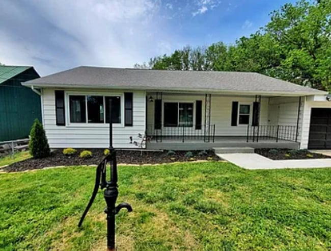 Building Photo - Cute 2 bedroom in South East Springfield