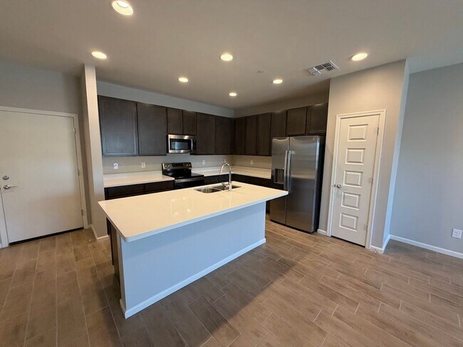 Foto del edificio - Brand New Never Lived in! Location, location, location! Stunning modern style 3 bedroom/2.5 bathr...