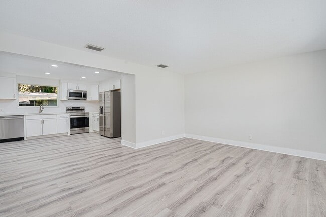 Building Photo - Fully Remodeled 2-Bedroom Home in Prime Or...