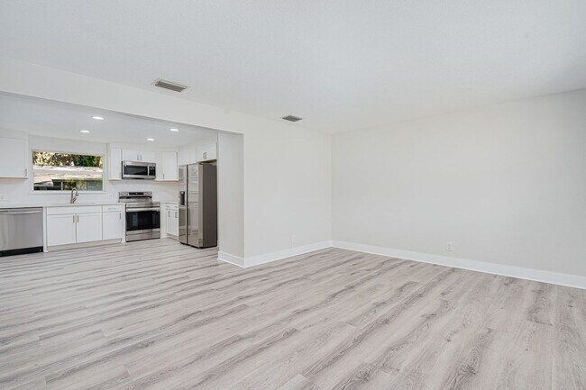 Foto del edificio - Fully Remodeled 2-Bedroom Home in Prime Or...