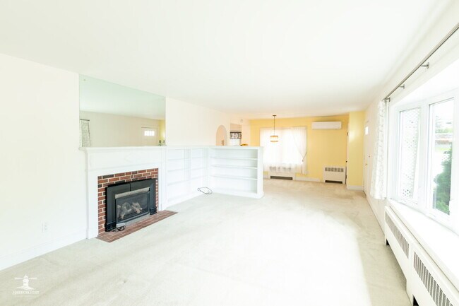 Foto del edificio - Charming 3BR South Portland Single-Family Home | Sunroom, Garage, Basement Storage & Spacious Yard