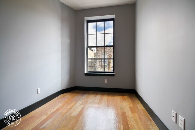 Foto del edificio - 17-22-22 Greene Ave