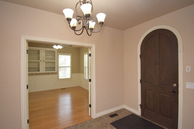 Building Photo - Stunning 6 bedroom 3 bathroom home in Daybreak South Jordan!!!
