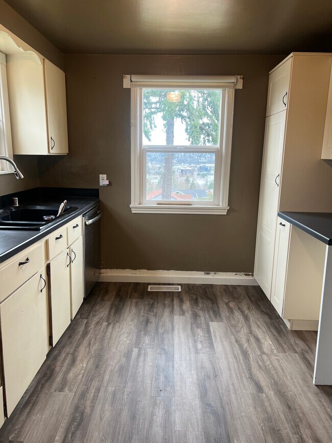 Foto del edificio - 558 Windsor Pl NE