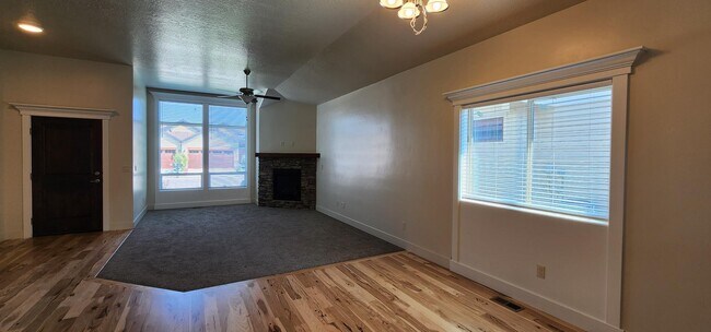 Building Photo - 2509 E Hidden Crk St