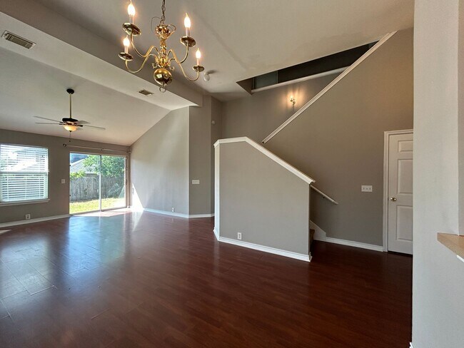 Foto del edificio - Spacious 4-Bedroom Home with Modern Amenit...