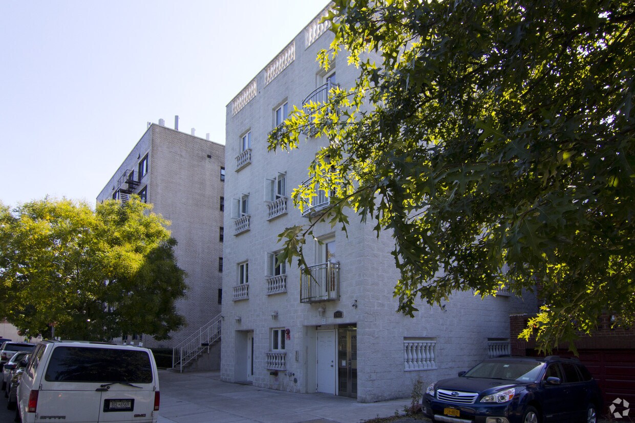 Primary Photo - 2031 Burr Ave