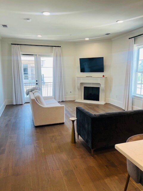 Foto del edificio - 8211 Village Plaza Ct