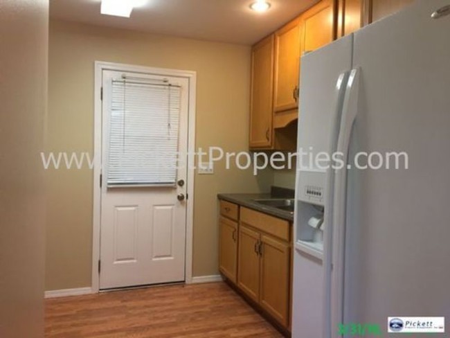 Foto del edificio - 3771 Erlands Point Rd NW