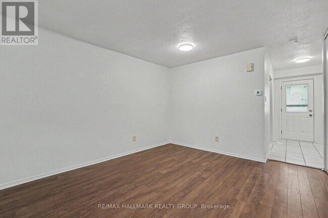 Building Photo - 18 - 32A SONNET CRESCENT