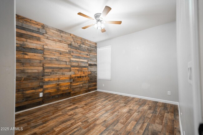 Building Photo - 18433 W Sunnyslope Ln