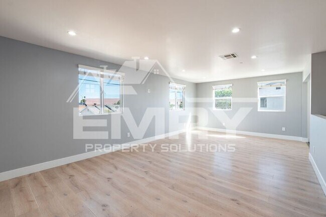 Foto del edificio - Spacious Modern 4-Bedroom Home for Lease in Bell Gardens