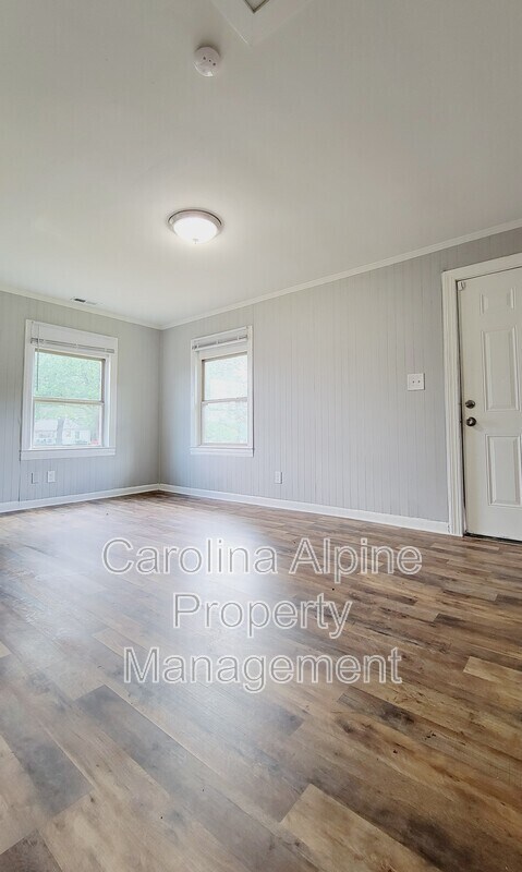 Building Photo - 705 Calvary St