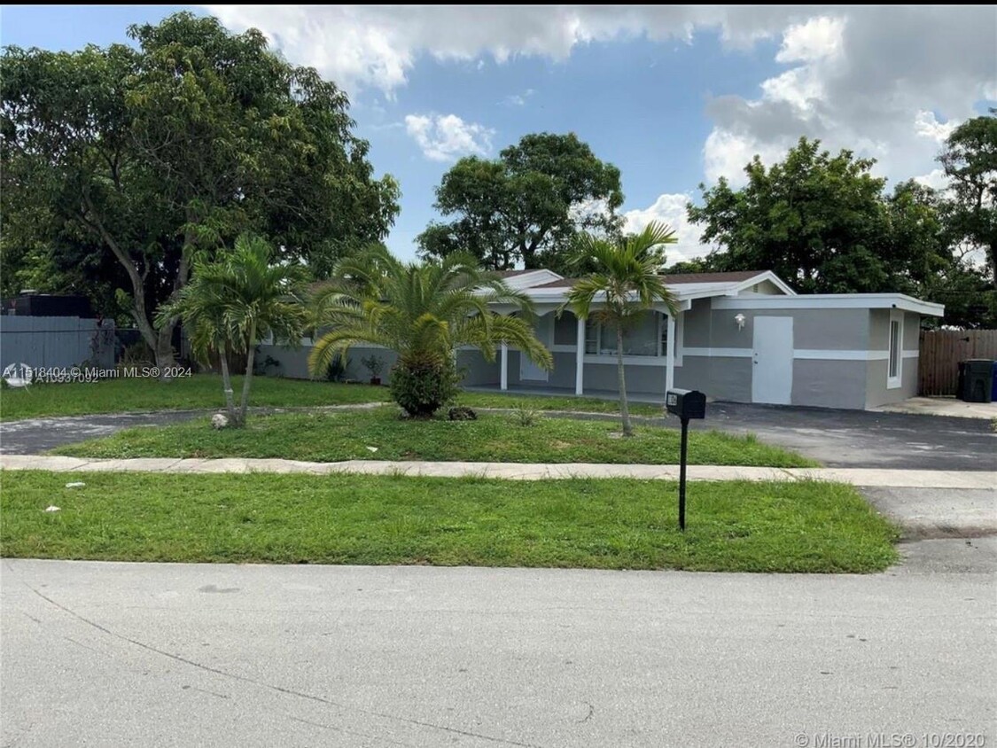 Foto principal - 1106 NW 18th Ct