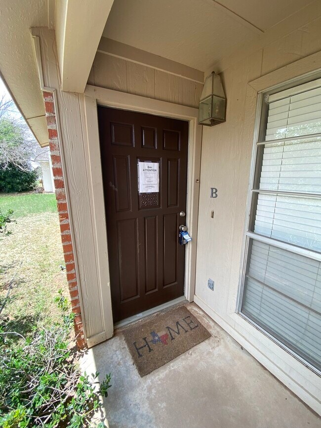 Building Photo - 1 bed 1 bath duplex unit