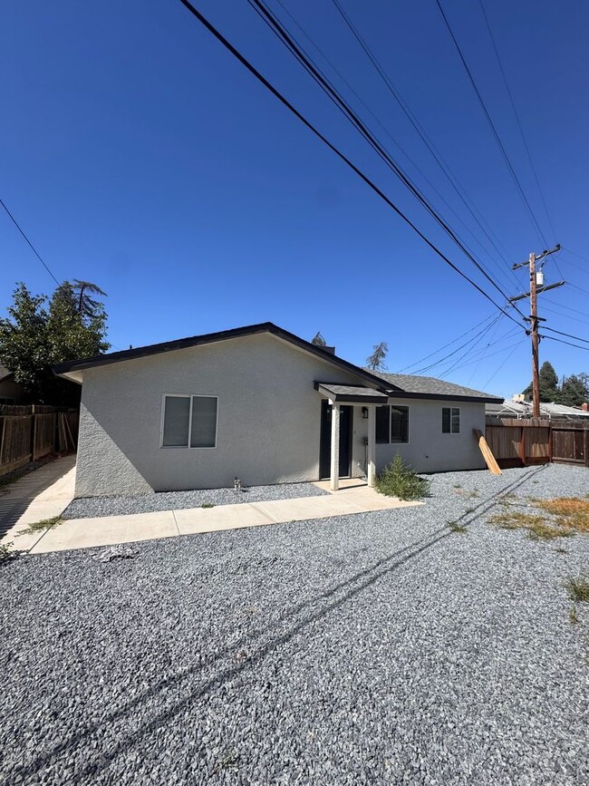 Building Photo - 3874 E Ashlan Ave