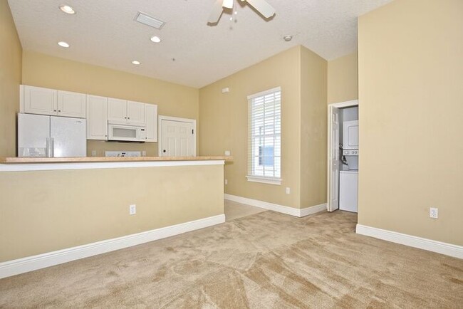 Building Photo - Charming 1/1 Spacious Condo Located in the...