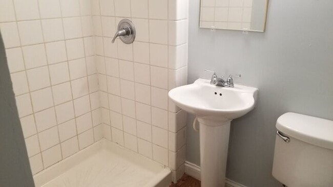 Building Photo - Cute STUDIO Apartment with laundry hookups