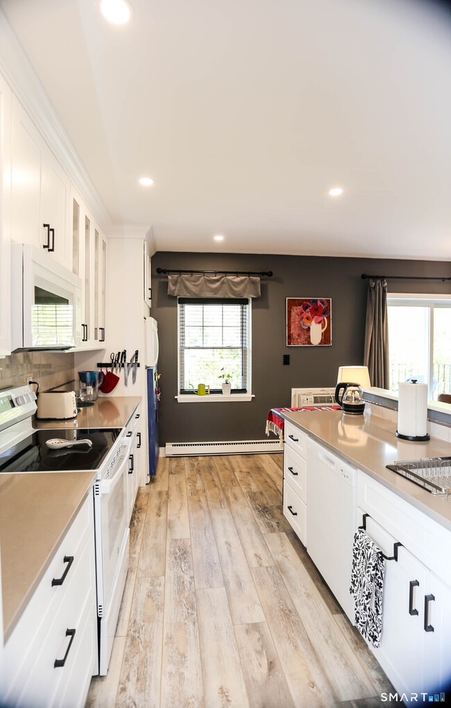 Building Photo - 36 Turn of River Rd