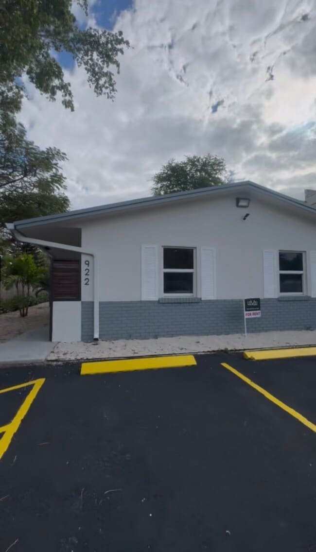 Building Photo - 922 NW 4th Ave