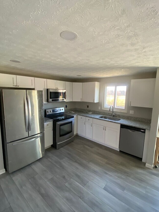 Building Photo - 4 bedroom 2 bathroom single family bi leve...