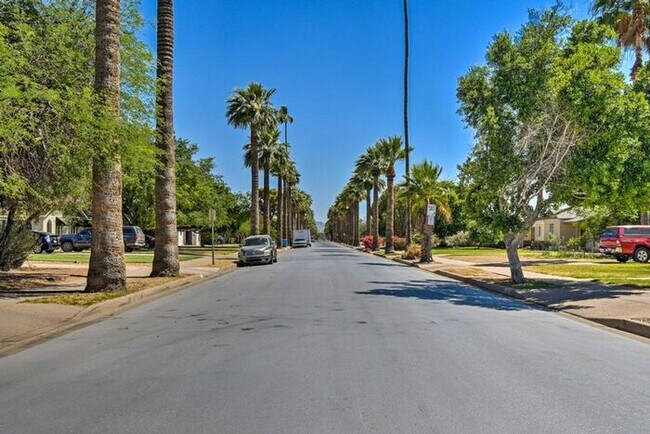 Building Photo - 4 Bed, 3 Bath, stunning home, located in t...