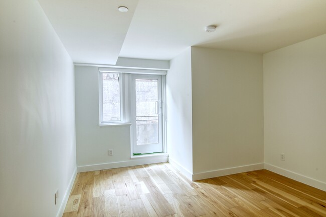 Building Photo - 3460 Rue Peel