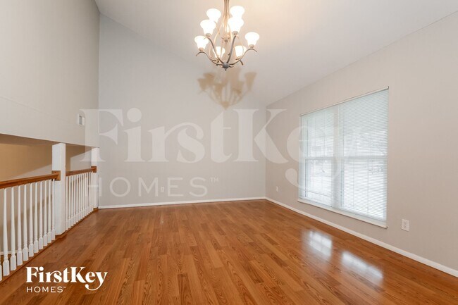 Building Photo - 846 Vlg Mdw Dr