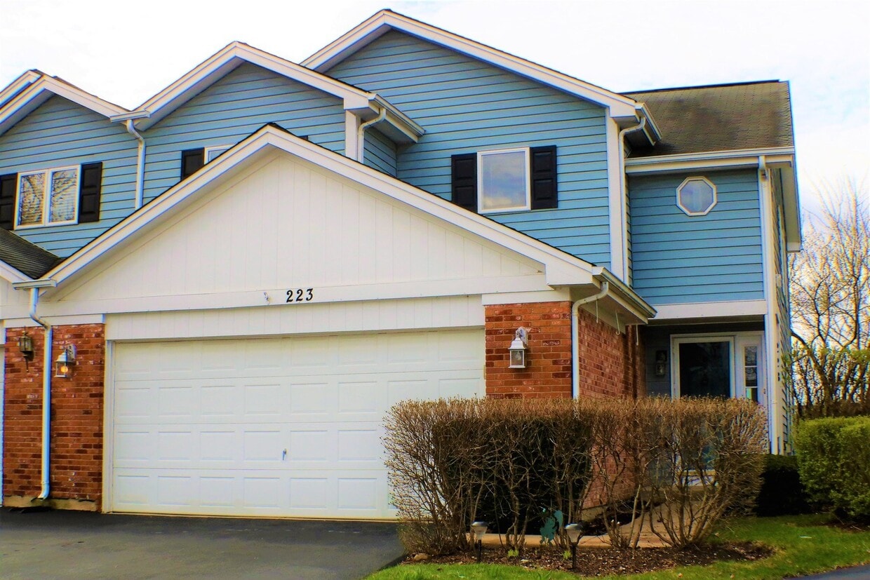 223 Carlisle Ave, Westmont, IL 60559 Apartment for Rent in Westmont