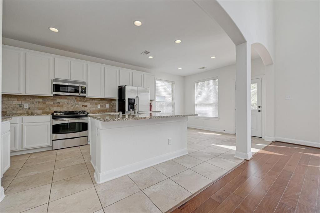 Primary Photo - 71 N Rocky Point Cir