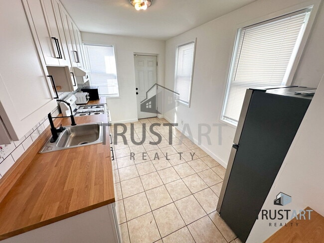 Building Photo - 2834 E Venango St