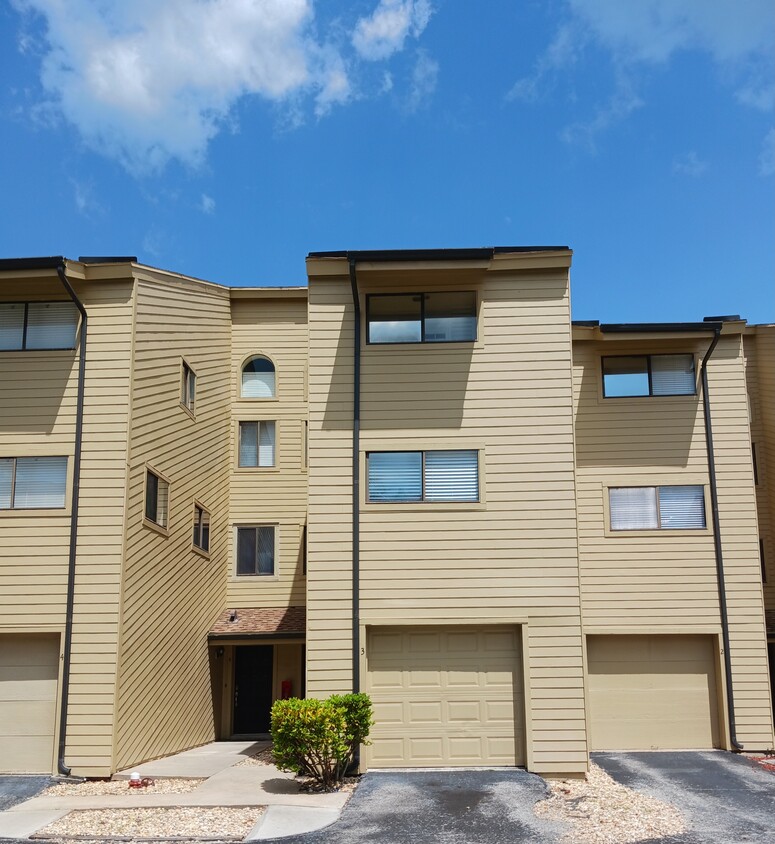 Riverbluff townhouse - 441 N Harbor City Blvd