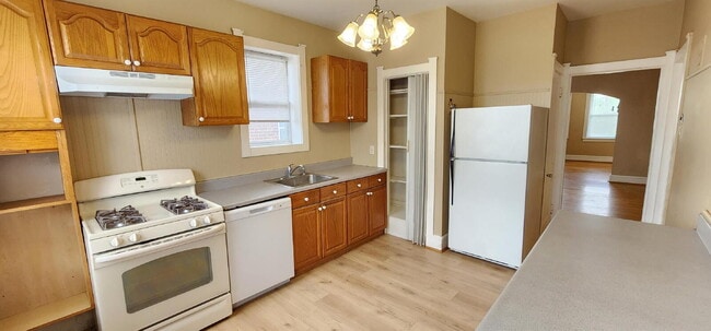 Building Photo - Bright & Spacious 2-Bedroom Apartment with Private Outdoor Space