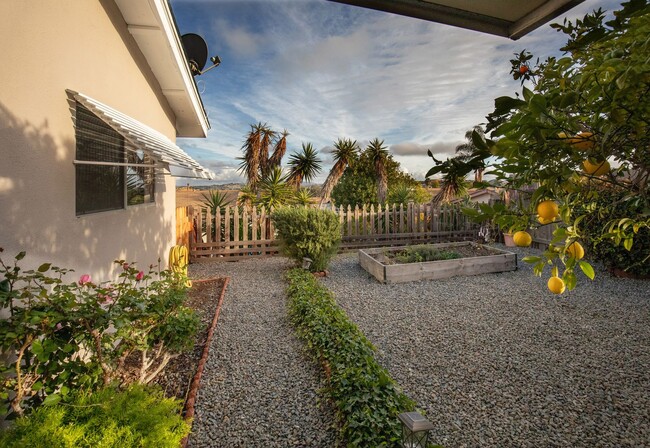 Building Photo - Beautiful 2 bedroom in 55+ Community-GREAT...