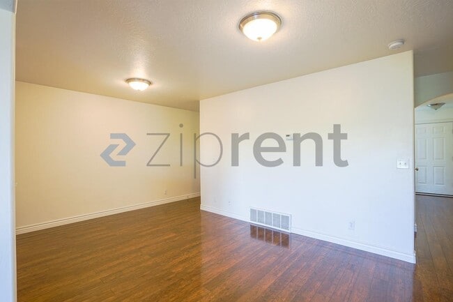 Building Photo - Unit