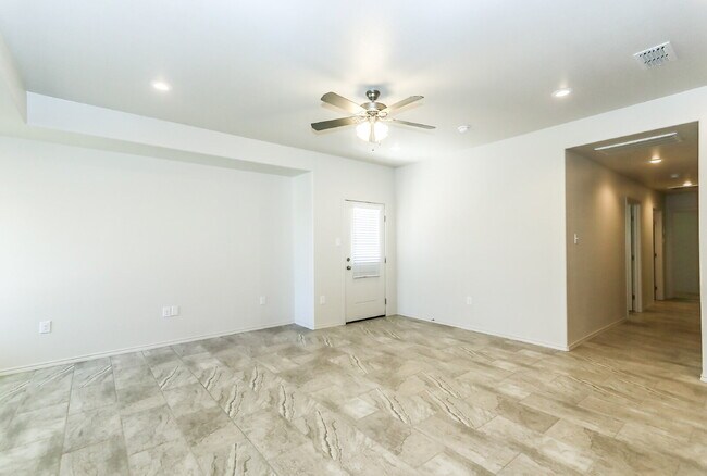 Foto del edificio - Gorgeous, 3 Bedroom Duplex in Frenship ISD!