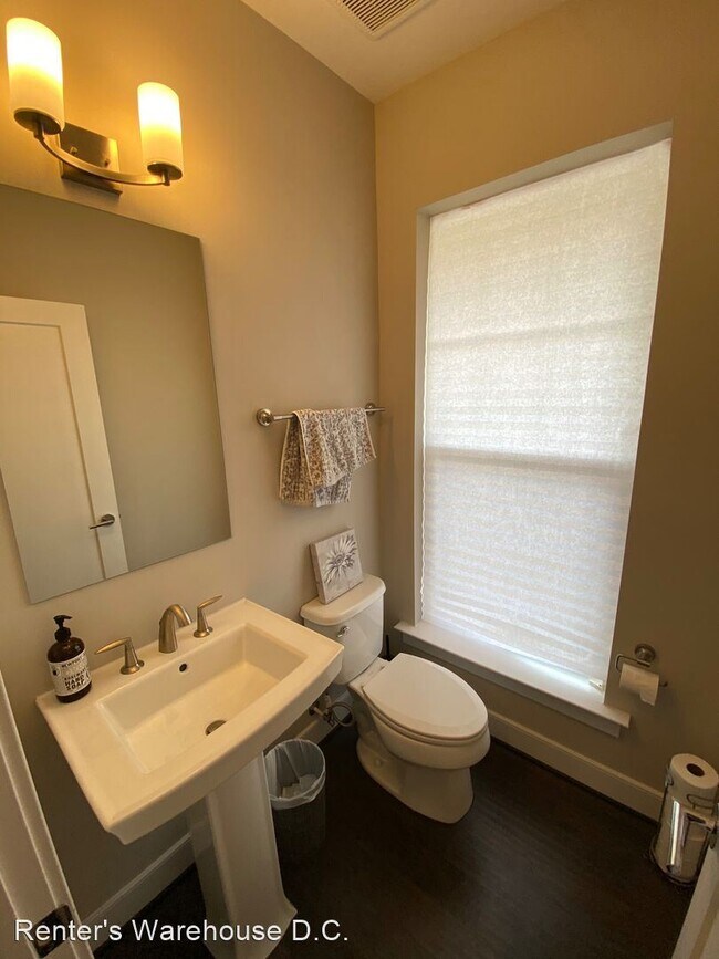 Building Photo - 3 br, 2.5 bath House - 635 Parkside Pl NE