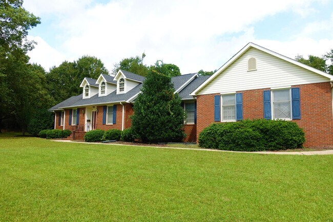 Building Photo - 1000 Meadow Ln