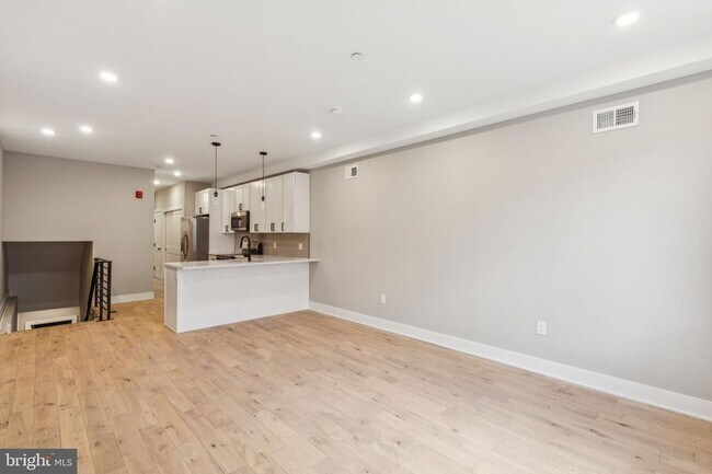 Photo - 1808 E Hagert St Apartment