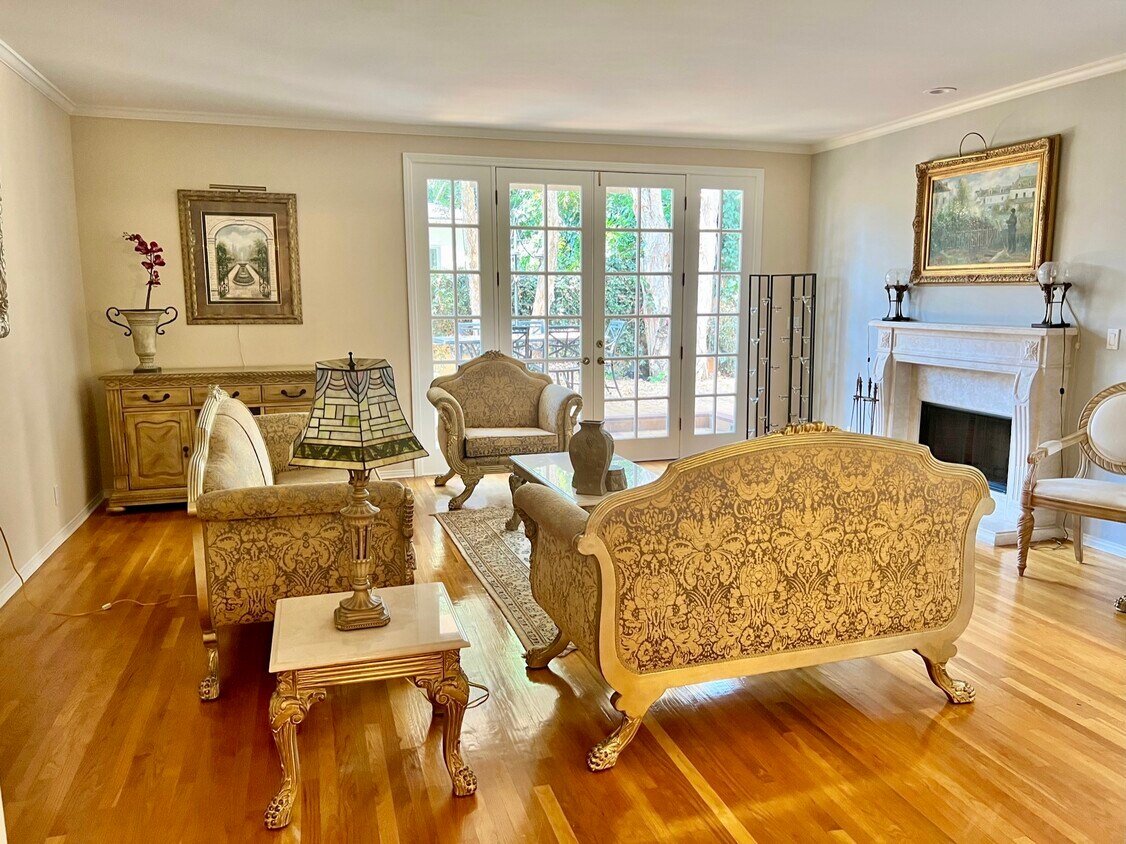 Bright living room - 1663 Malcolm Ave