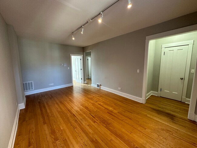 Building Photo - 5344 N Paulina St