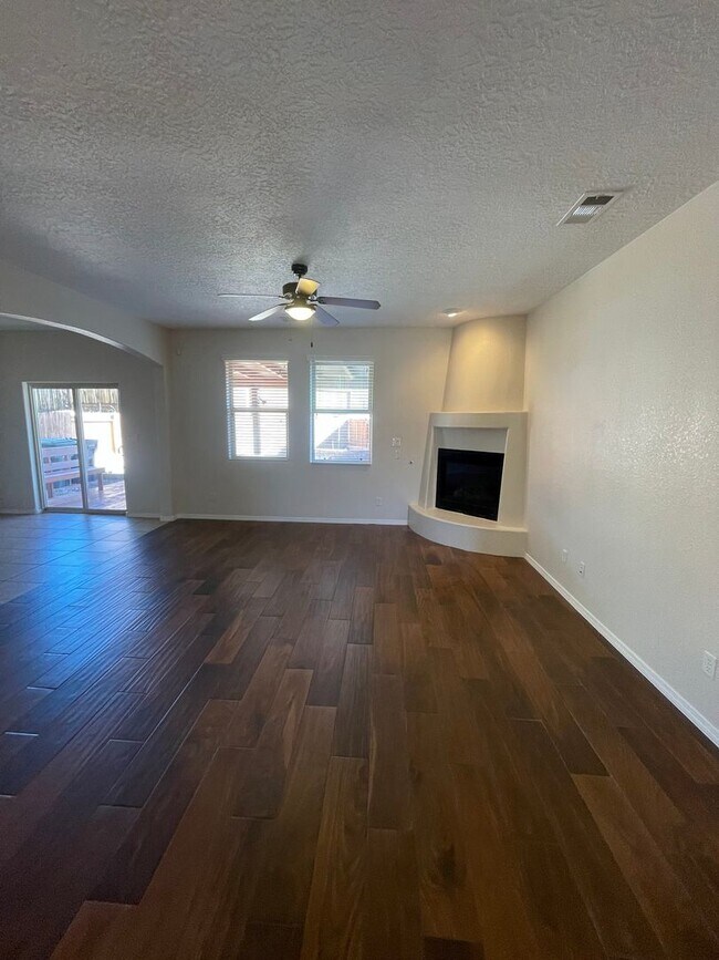 Foto del edificio - Pristine 4 bdr, 2 1/2 bath w/2 car garage ...
