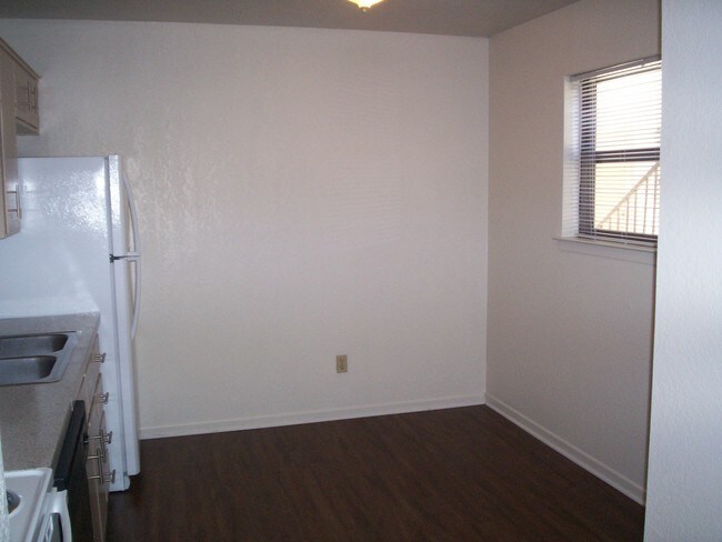 Building Photo - 2205 Botanical Dr