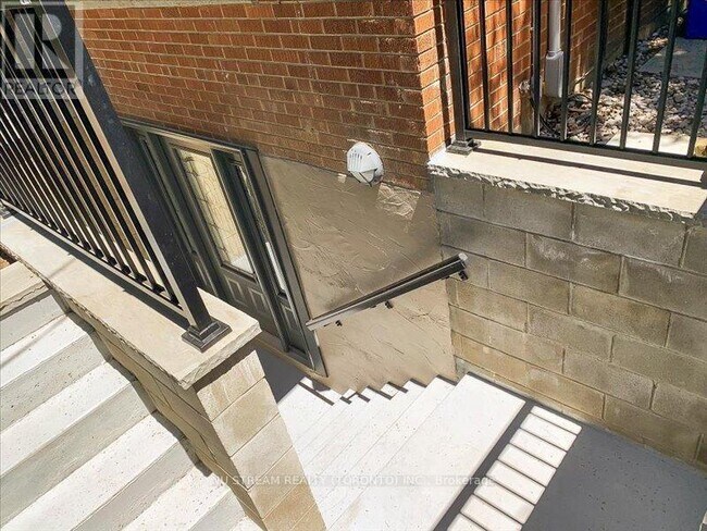 Building Photo - 51 Grattan St