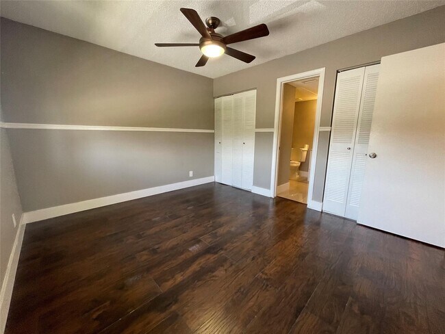 Building Photo - 10092 Twin Lakes Dr