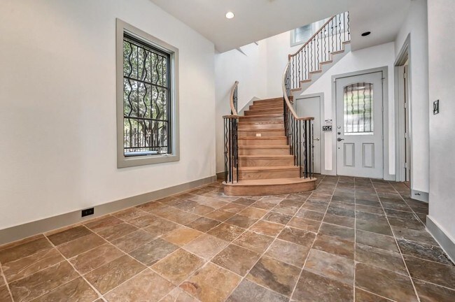 Building Photo - 3637 Oak Lawn Ave