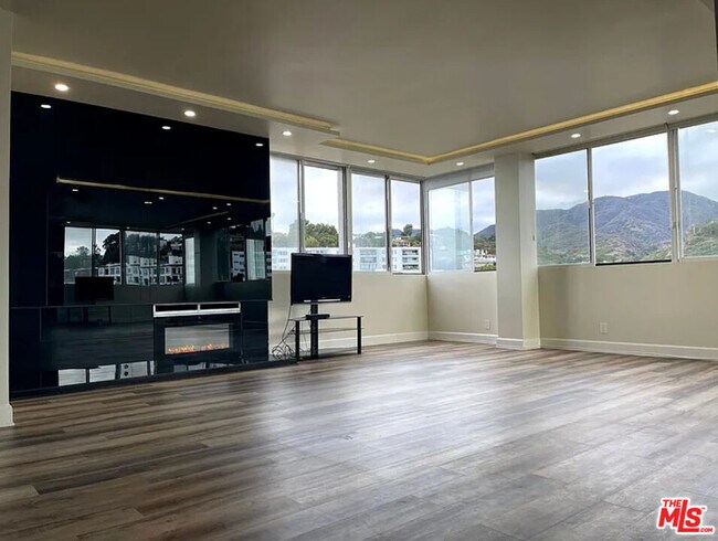 Foto del edificio - 17352 Sunset Blvd