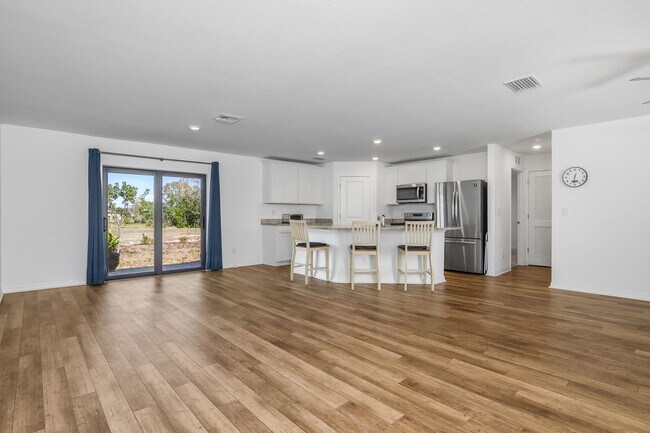 Foto del edificio - NOW AVAILABLE - 3/2 with 2 Car Garage in Mirror Lakes!