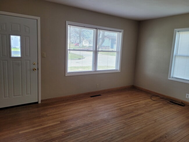 Living room - 128 E 17th St N