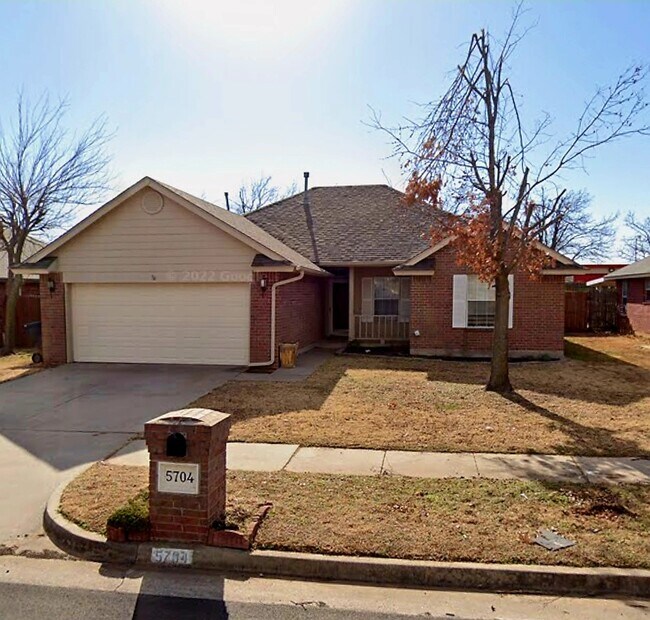 Vista frontal en invierno. - 5704 SE 87th St